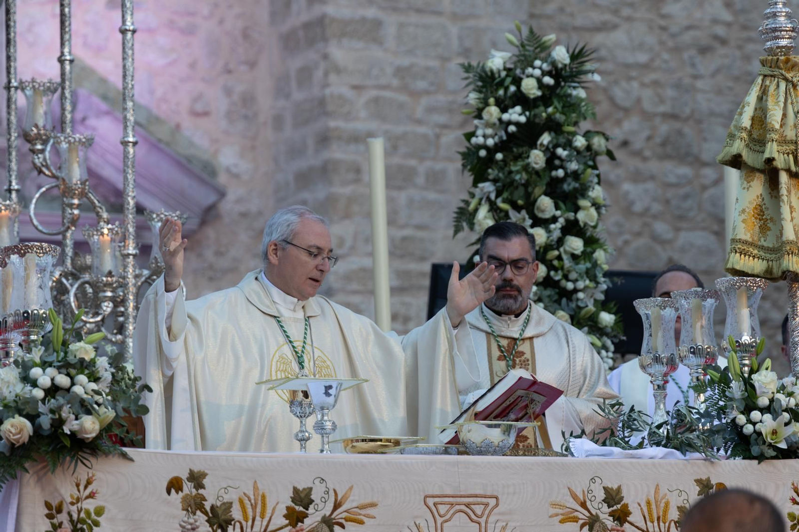Santa Ana, patrona de Torredelcampo, recibe el bastón de mando como Alcaldesa Perpetua.
