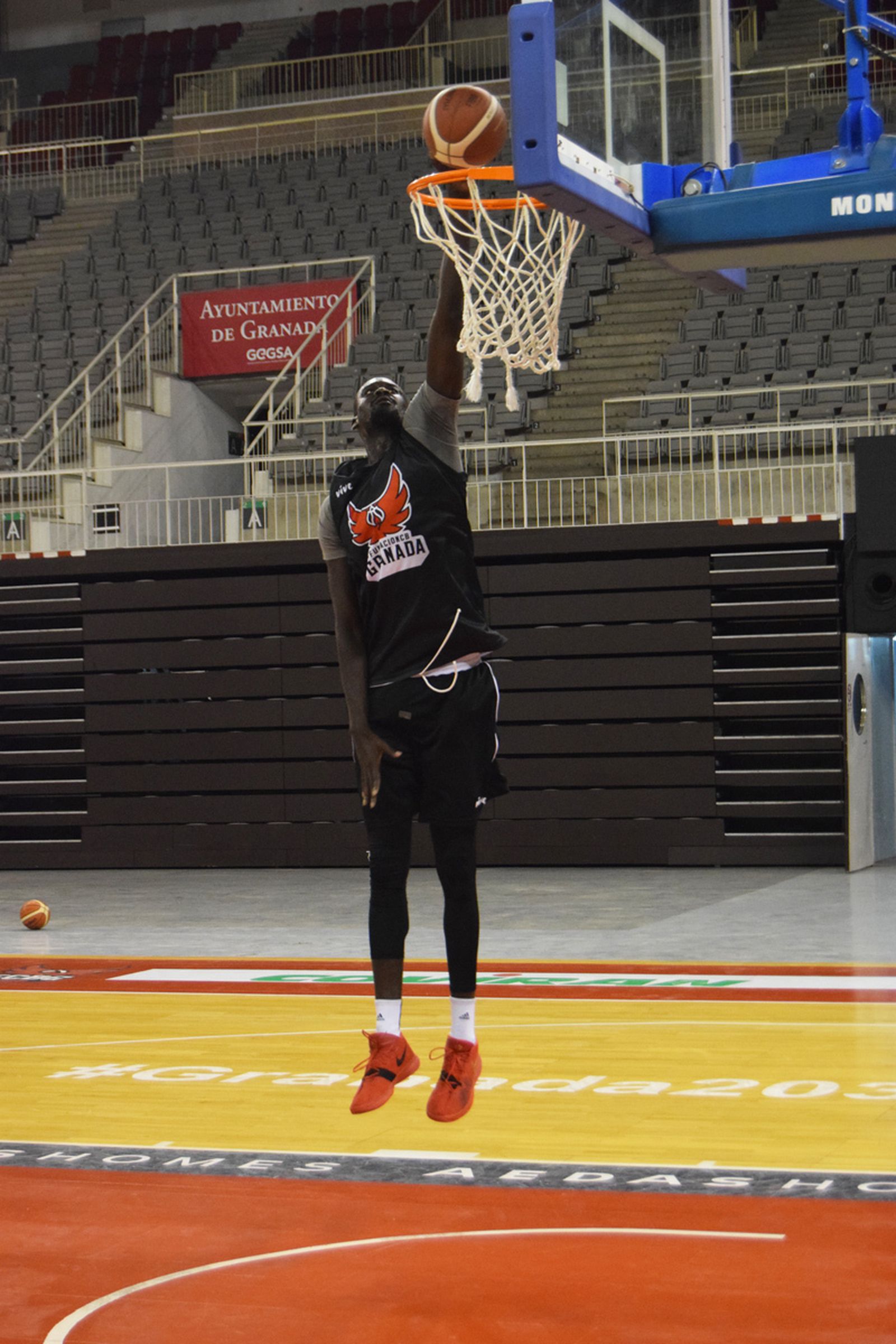 Fall machaca el aro del Palacio de Deportes en su primera sesión como jugador del Covirán.