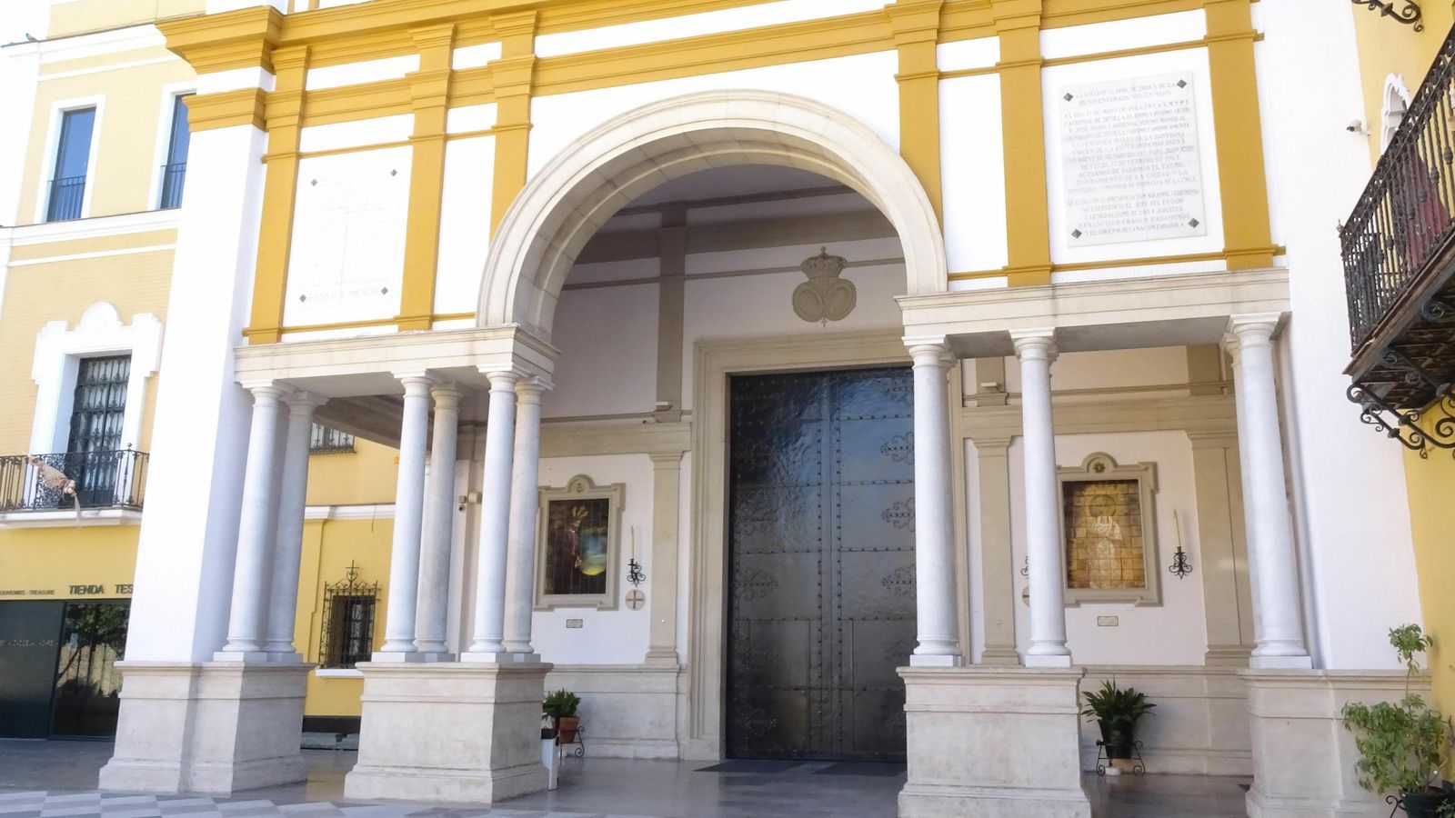 Acceso a la Basílica de la Macarena.