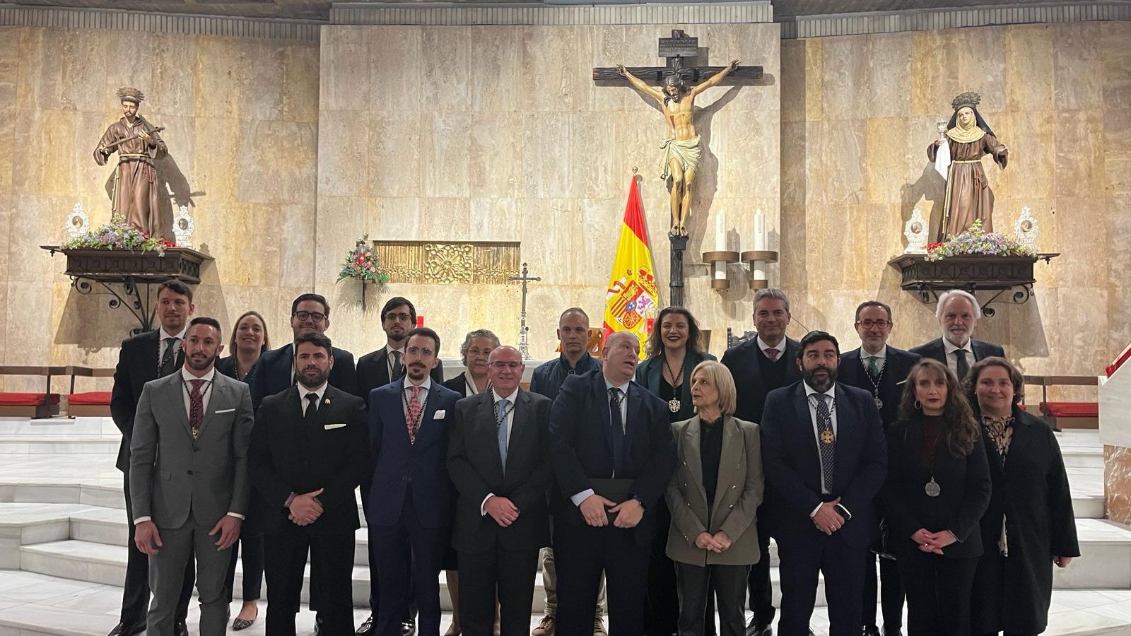 Foto de familia de la nueva junta de la Sagrada Mortaja.