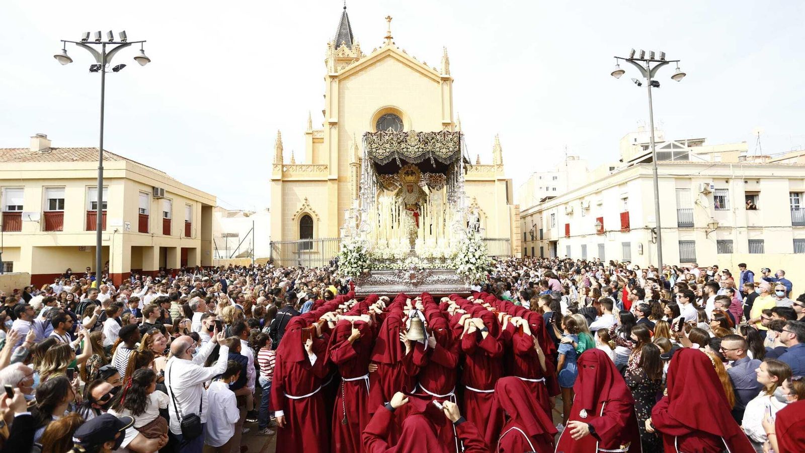 María Santísima de la Salud, a su salida de la iglesia de San Pablo