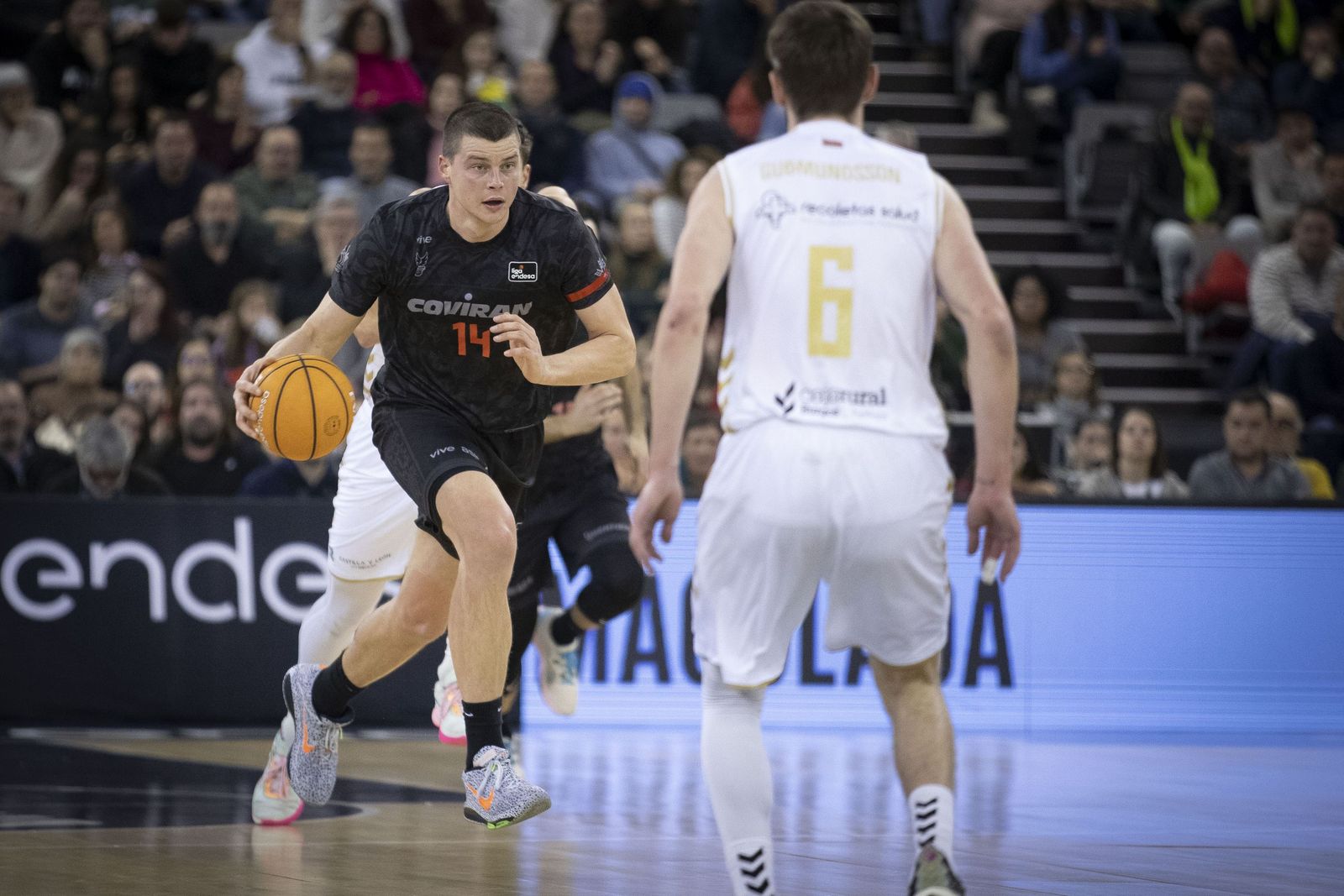 Amar Alibegovic debutó con la camiseta rojinegra.