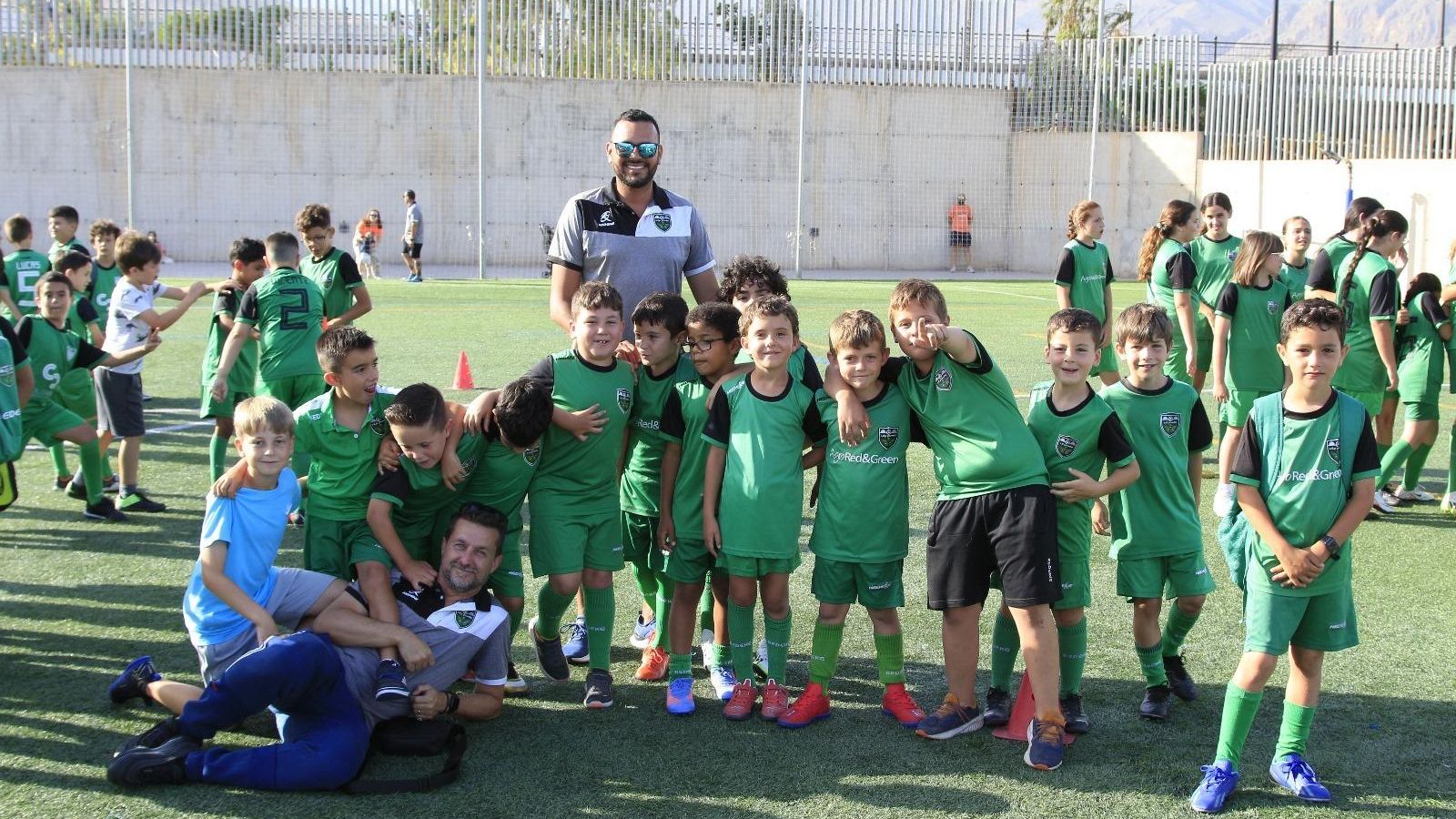 Los jugadores de uno de los equipos más pequeños del club  posan junto a sus entrenadores.