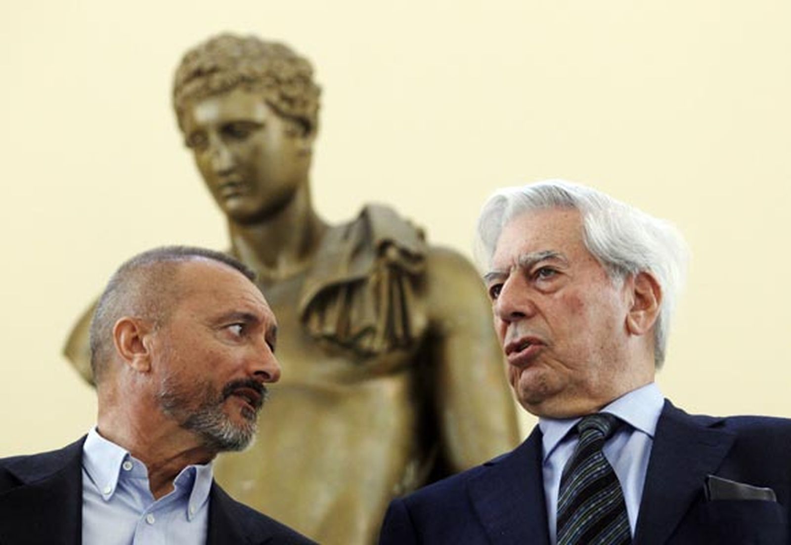 Vargas Llosa y Pérez Reverte escriben para los niños