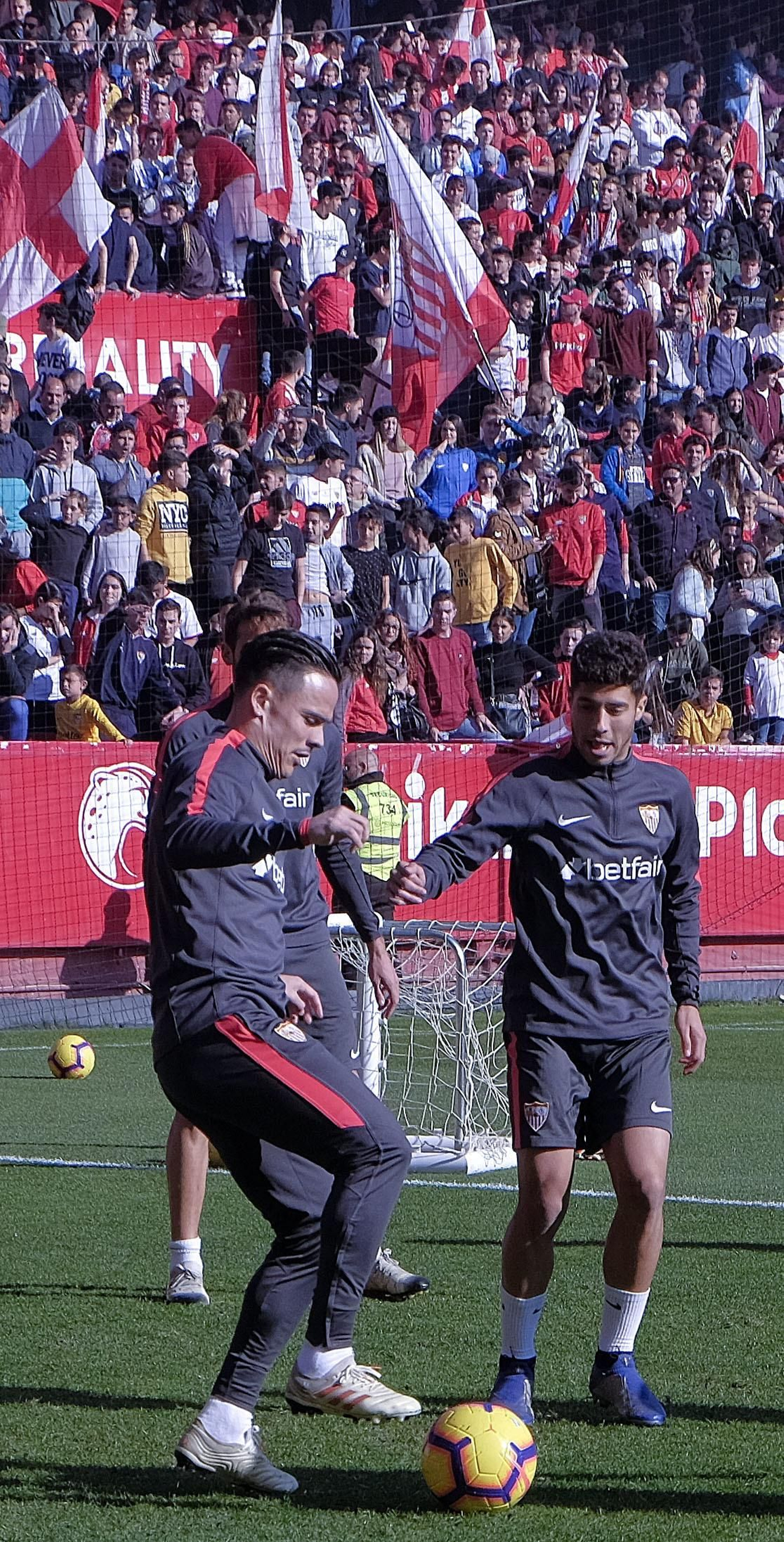 Multitudinario entrenamiento a puerta abierta del Sevilla en el Sánchez-Pizjuán