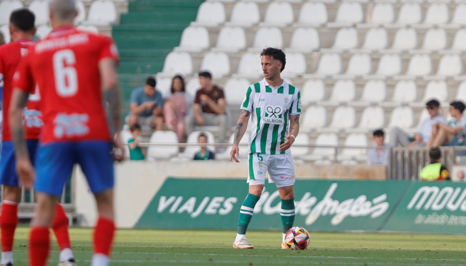 Adri Castellano controla el balón durante un lance del partido.