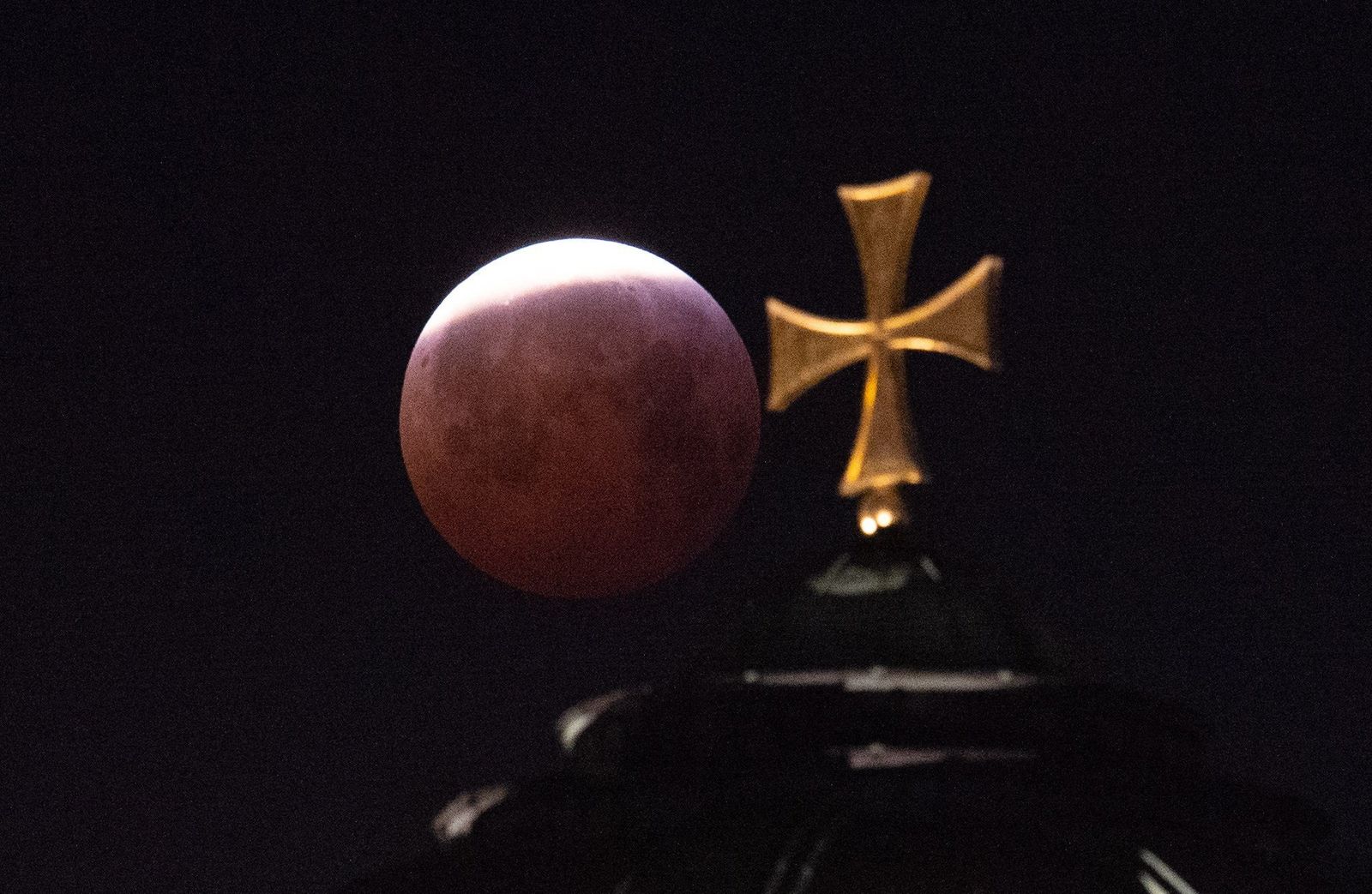 Vista de la súper luna de sangre sobre la iglesia de Santa Isabel en Nuremberg (Alemania).