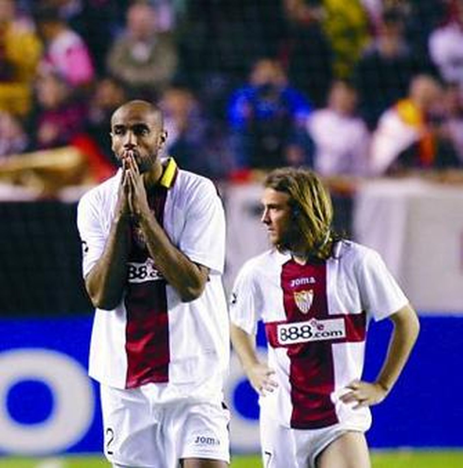 Kanoute y Diego Capel, con gesto de contrariedad.