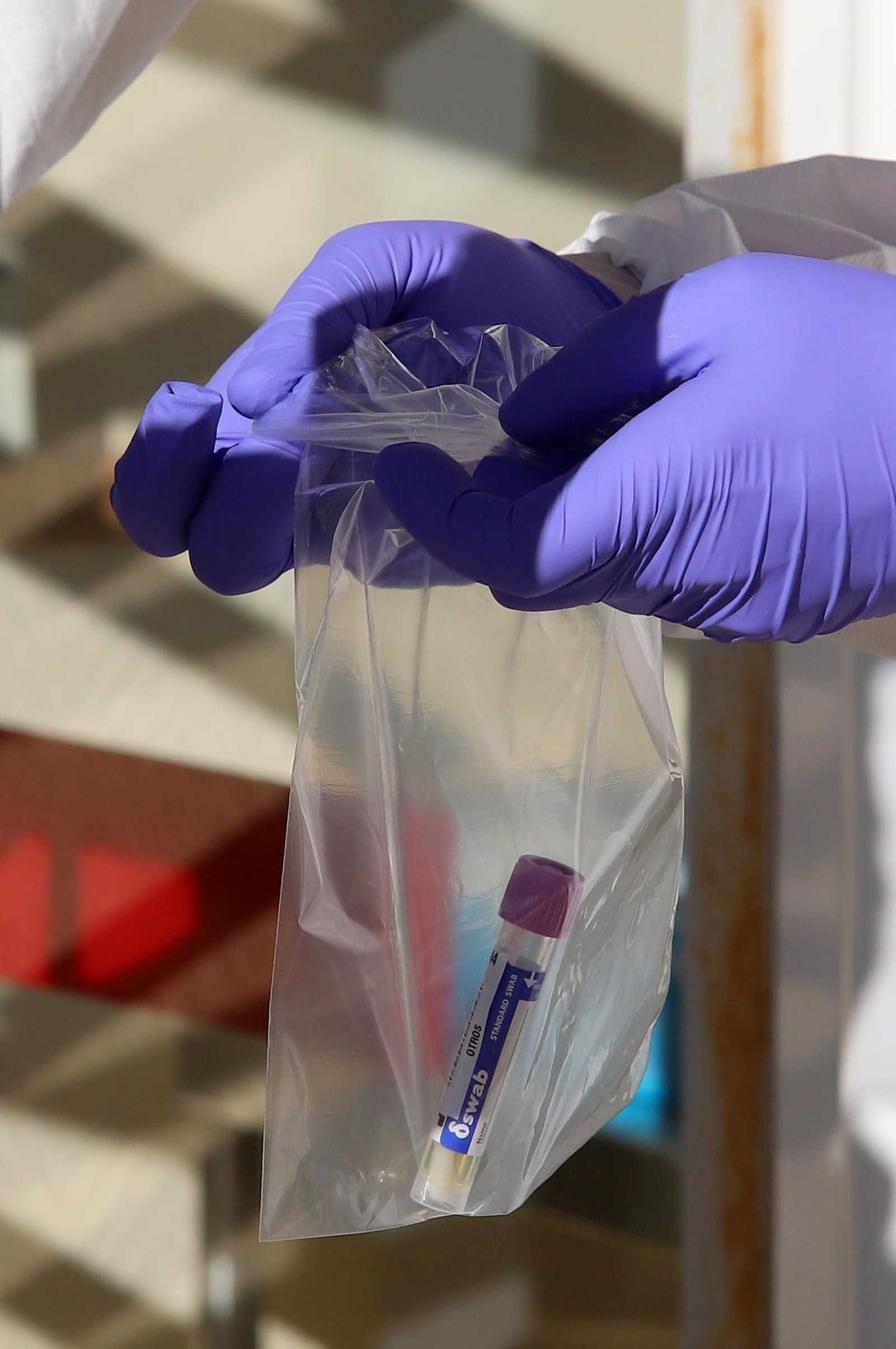 Imágenes del punto Auto-Covid en el centro de salud de Adoratrices