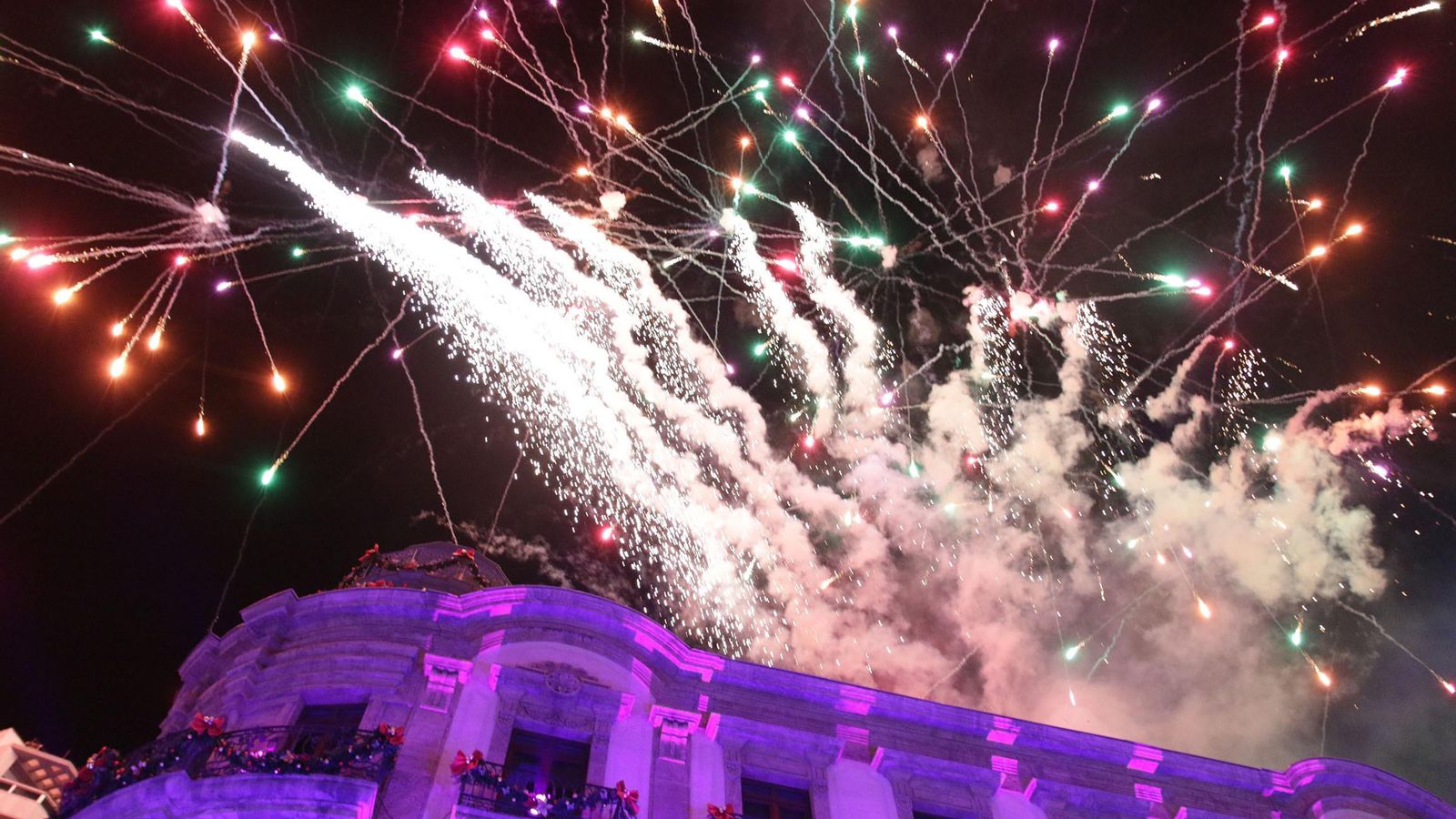 Fuegos artificiales para dar la bienvenida a las Pascuas