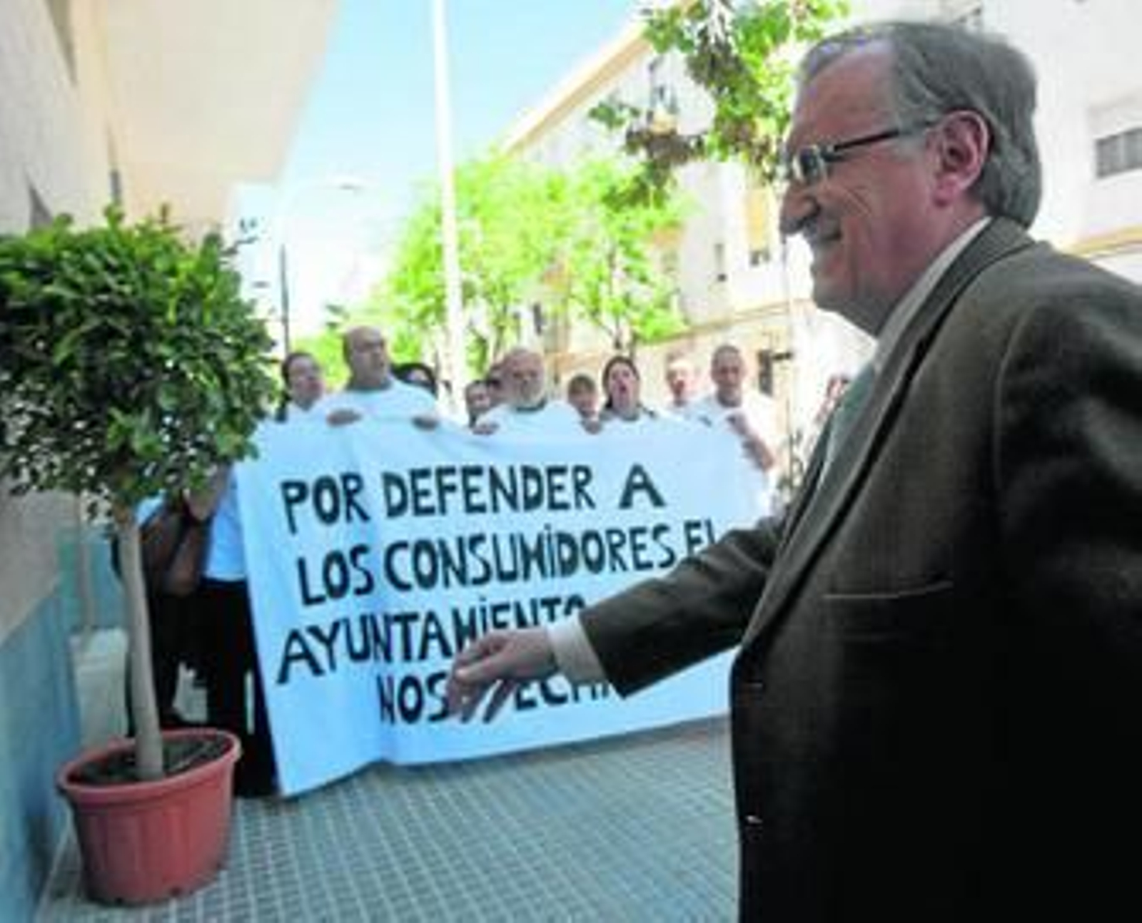 José Blas Fernández accede a la nueva sede de la OMIC entre las protestas de los miembros de Facua.