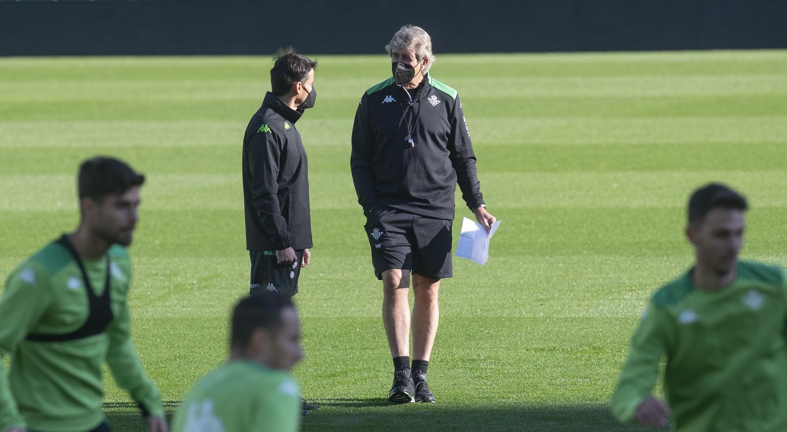 Pellegrini habla con uno de sus ayudantes.