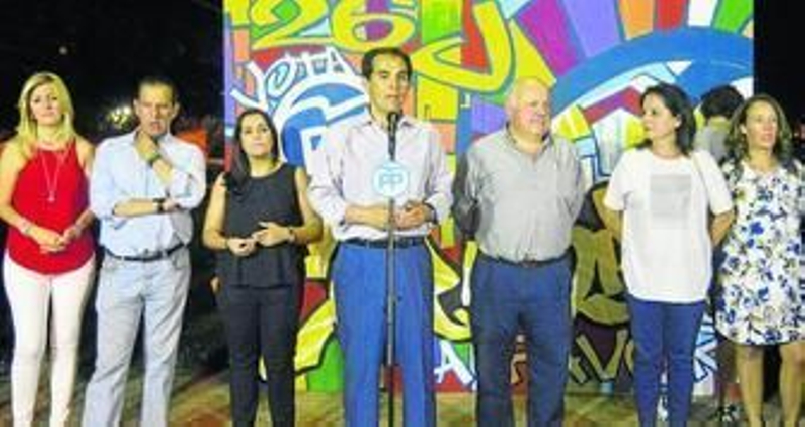 El candidato del PP con el resto de su equipo, en la apertura de campaña.