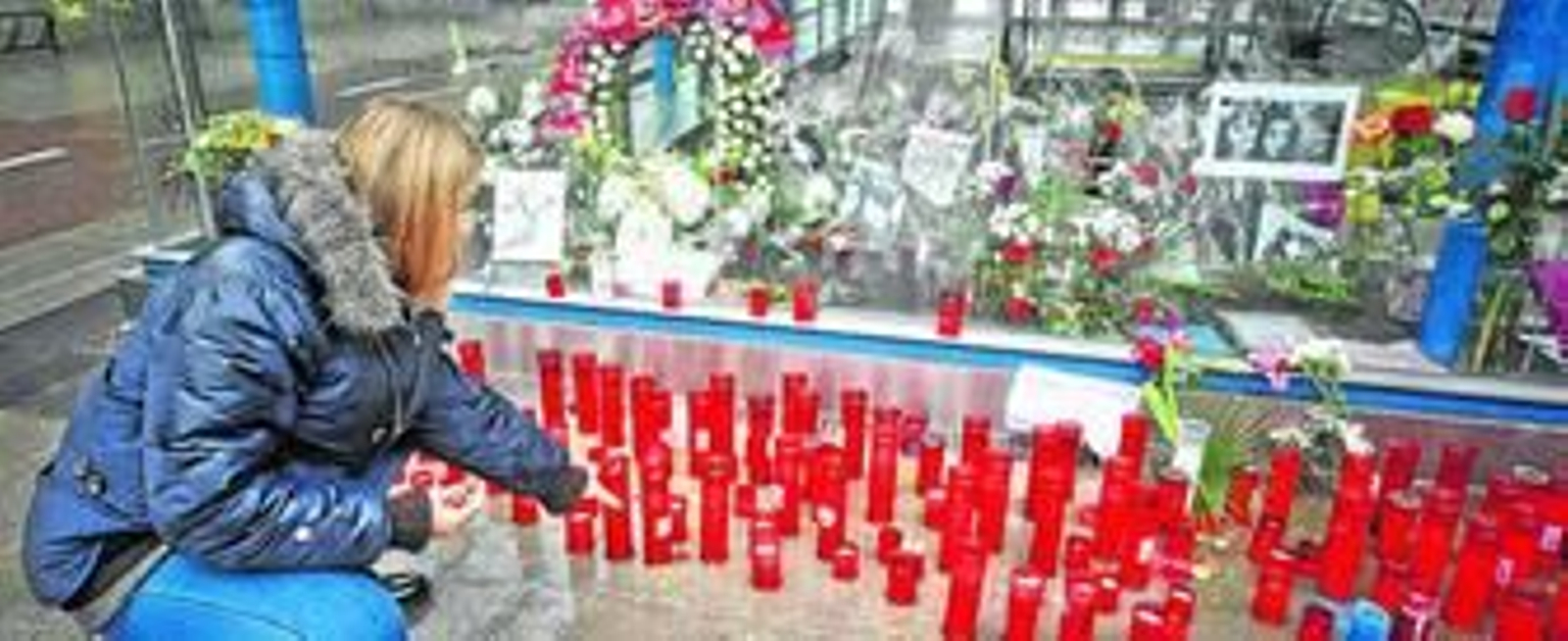 Velas y flores en la estación de metro de La Alameda de Osuna, en memoria de las víctimas mortales del Madrid Arena.