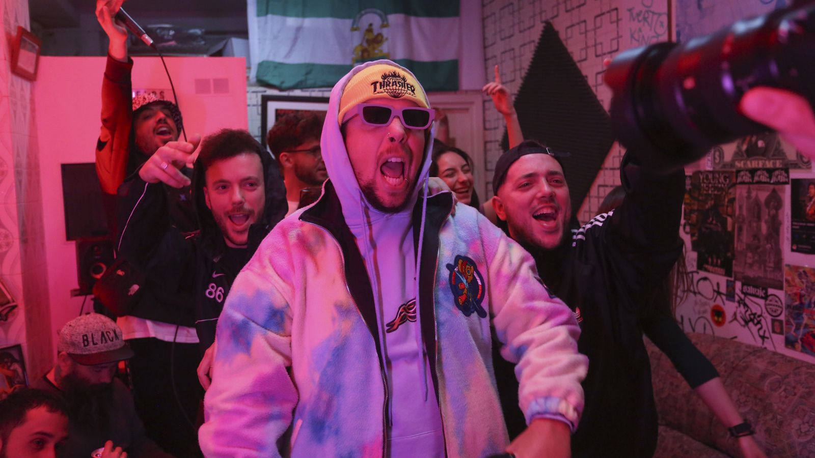 Spok Sponha, en primer plano, durante la grabación de Los niños del Afromarket 12.