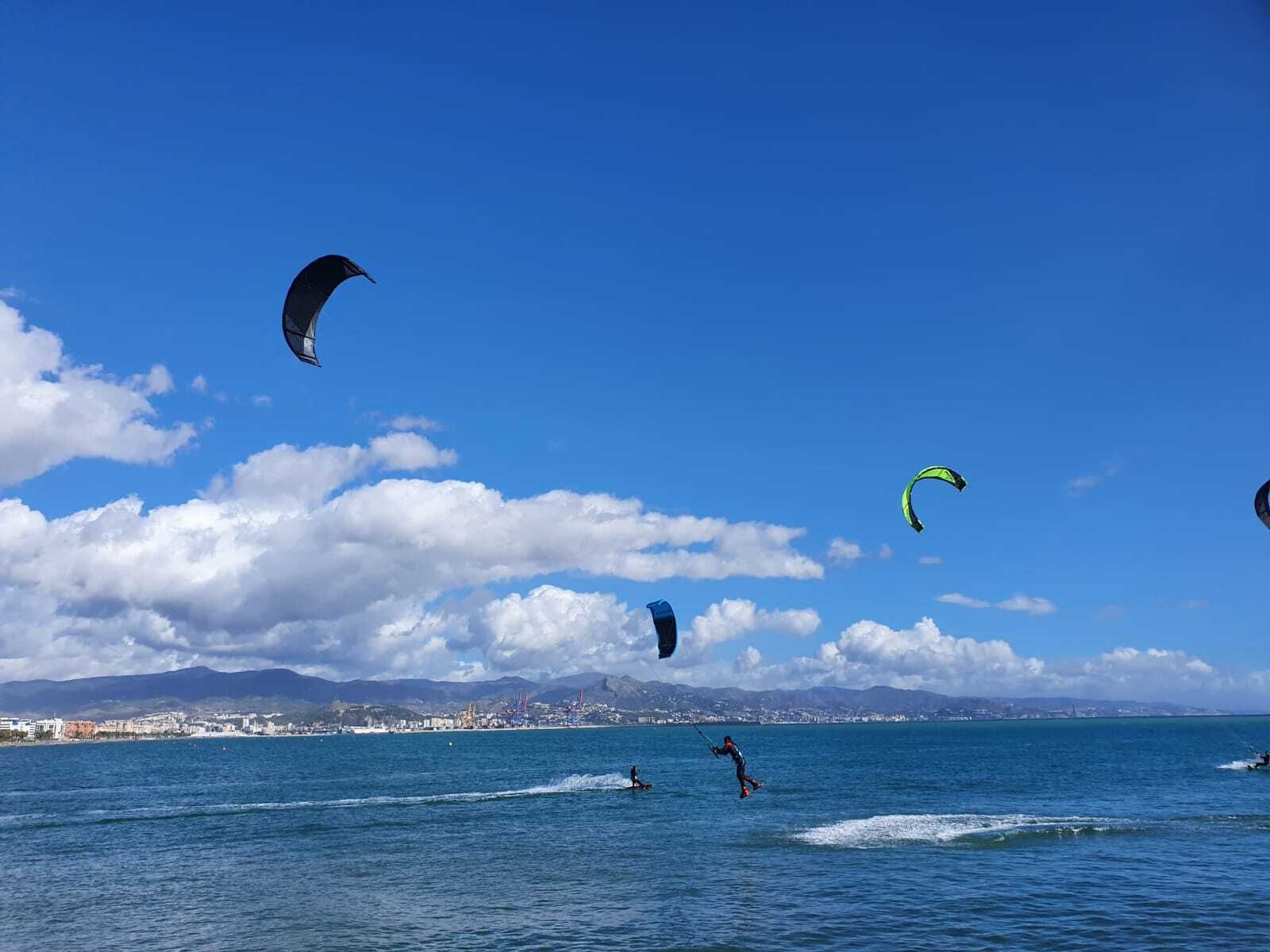 Domingo de kitesurf en la playa de Sacaba de Málaga, en fotos