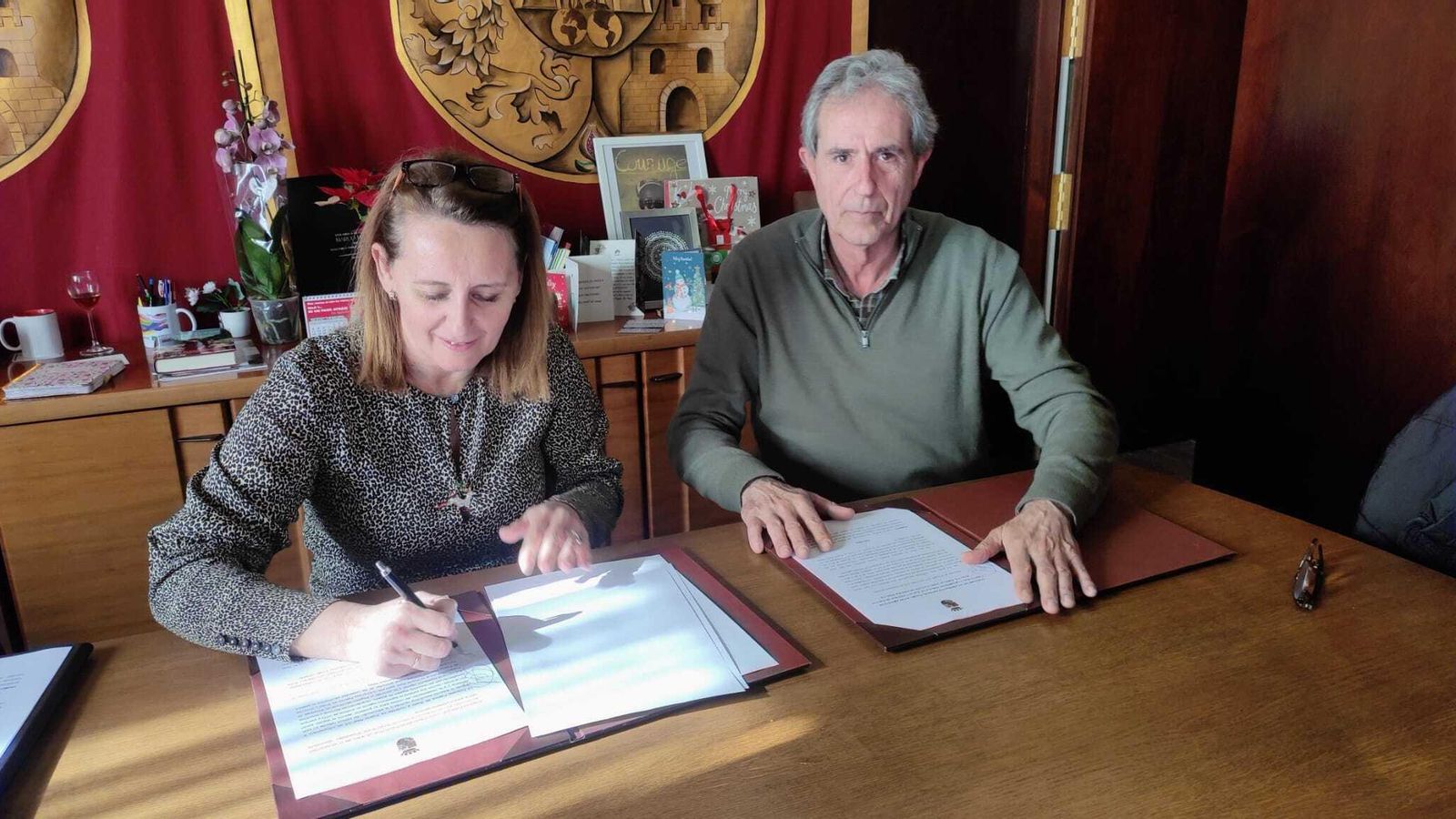 La alcaldesa y el gerente de la EPSUVI firman el convenio