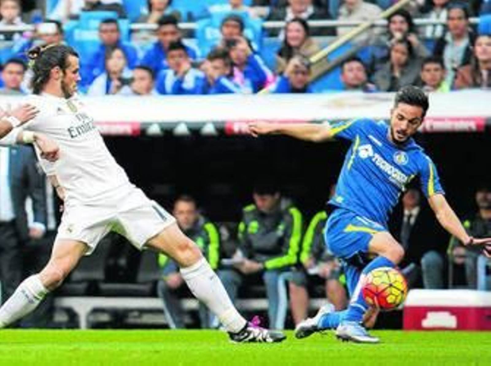 Sarabia intenta zafarse del acoso de Bale.