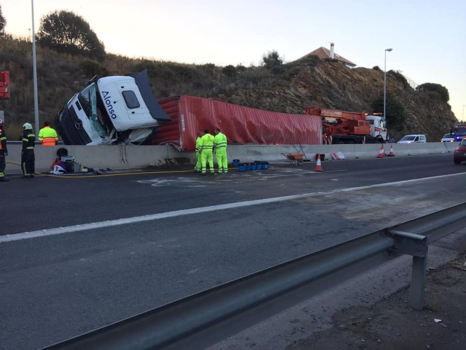 Las imágenes del vuelco del camión en la Cala de Mijas
