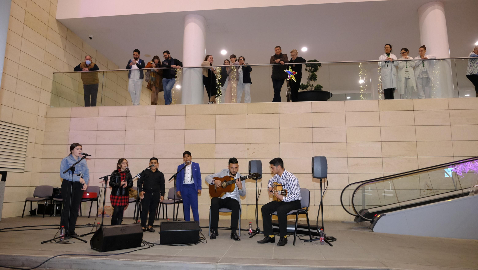 Imágenes del encendido de navidad en el Hospital Torrecárdenas, Almería