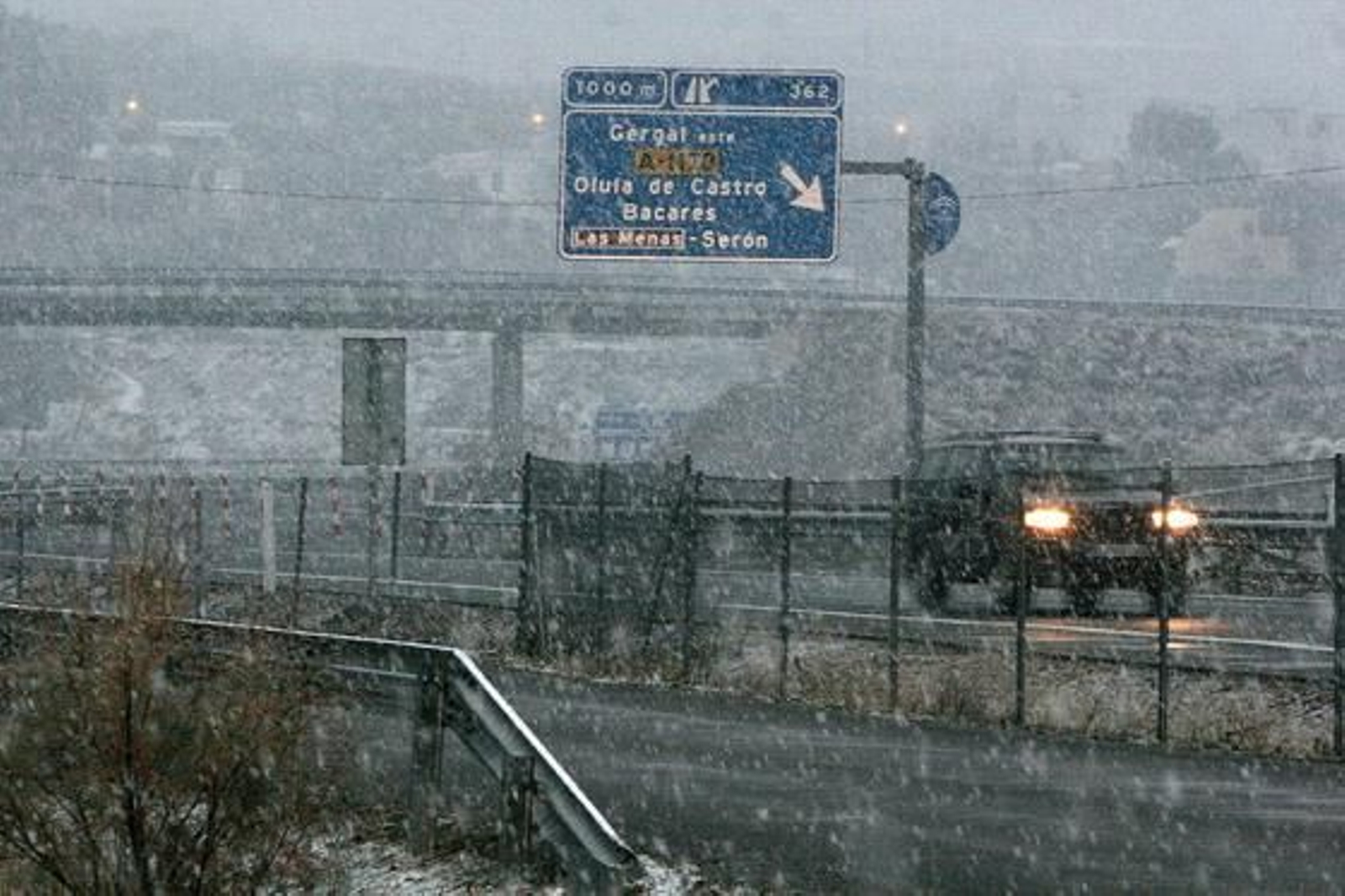 Un coche circula por una autovía de Almería bajo una intensa nevada.

Foto: Joly Digital