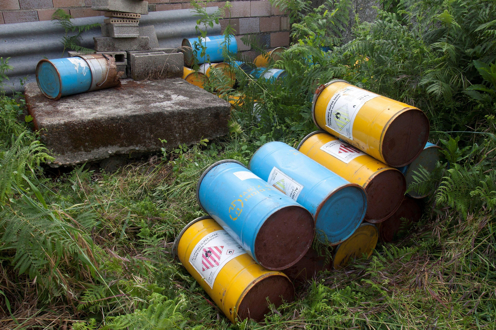 varios bidones de aluminio en polvo recubierto hallados en el segundo almacén clandestino en Tui.