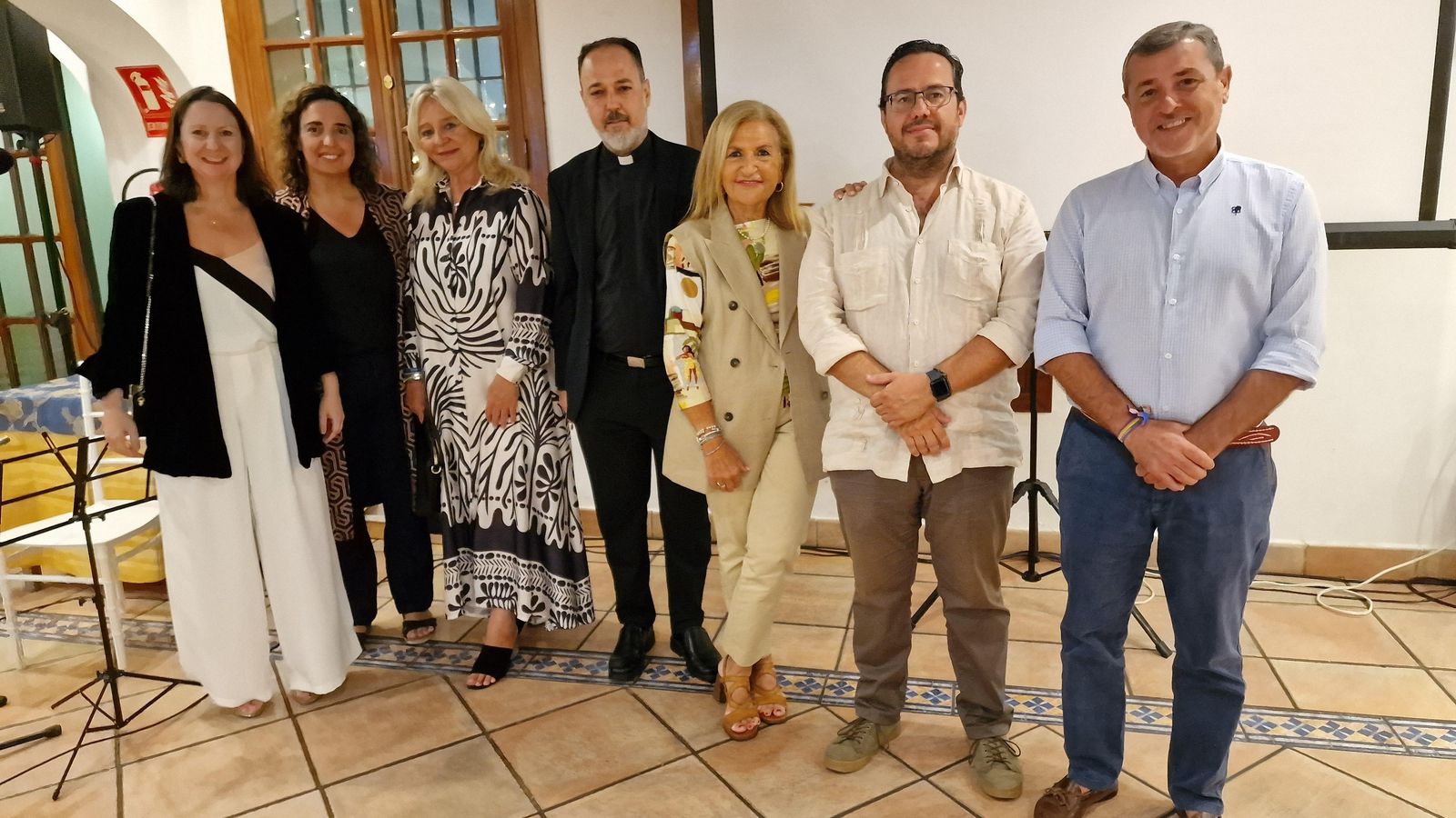 El párroco Antonio Sabido, junto a los representantes del Ayuntamiento y de la Junta que asistieron  al evento.