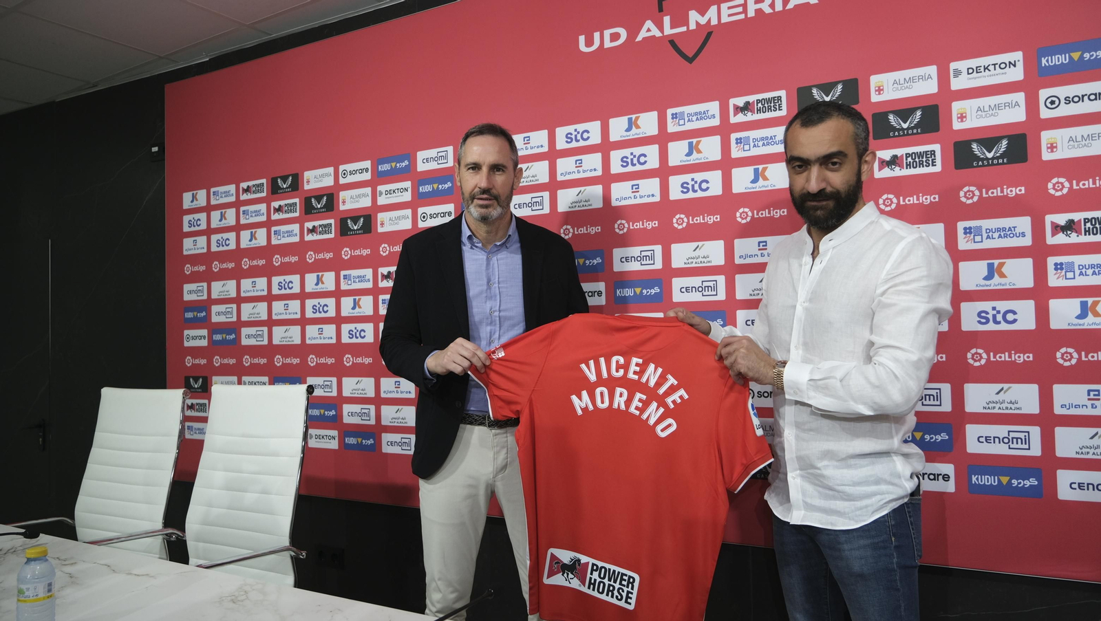 Imágenes de la presentación de Vicente Moreno, nuevo entrenador de la U.D. Almería