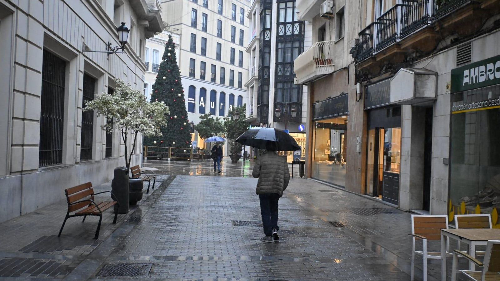 Paraguas a primera hora del lunes en Huelva.