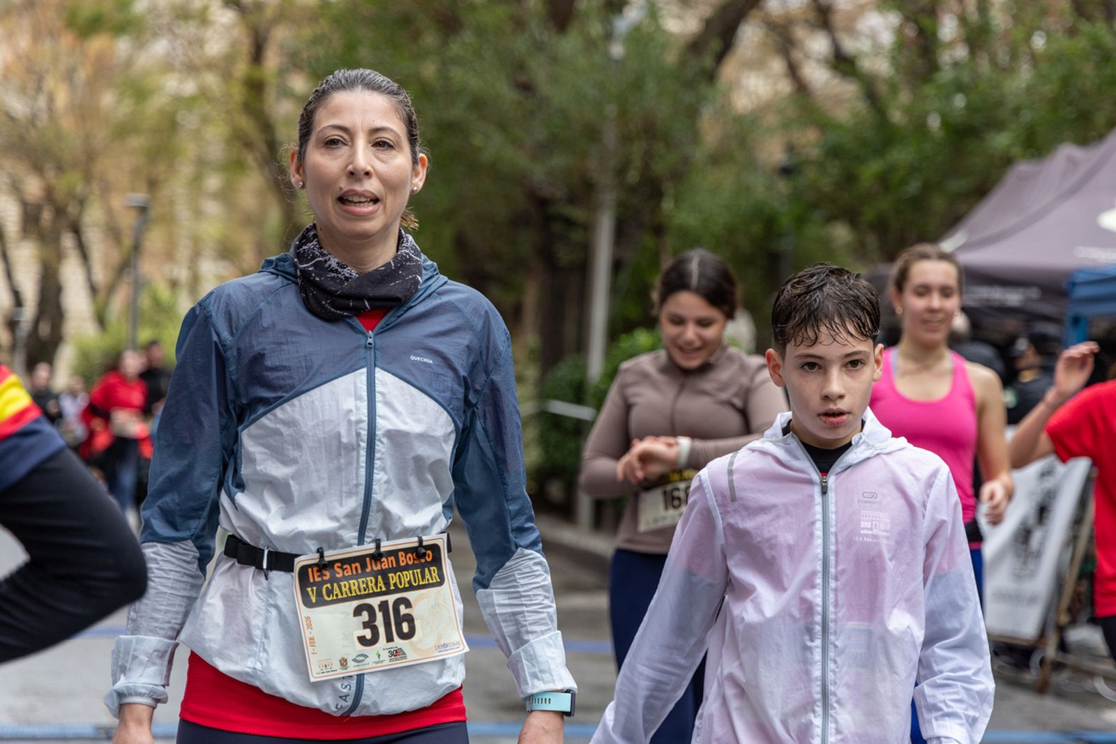 En imágenes: la lluvia no frena a más de un millar de corredores en la V Carrera Popular del IES San Juan Bosco (2)