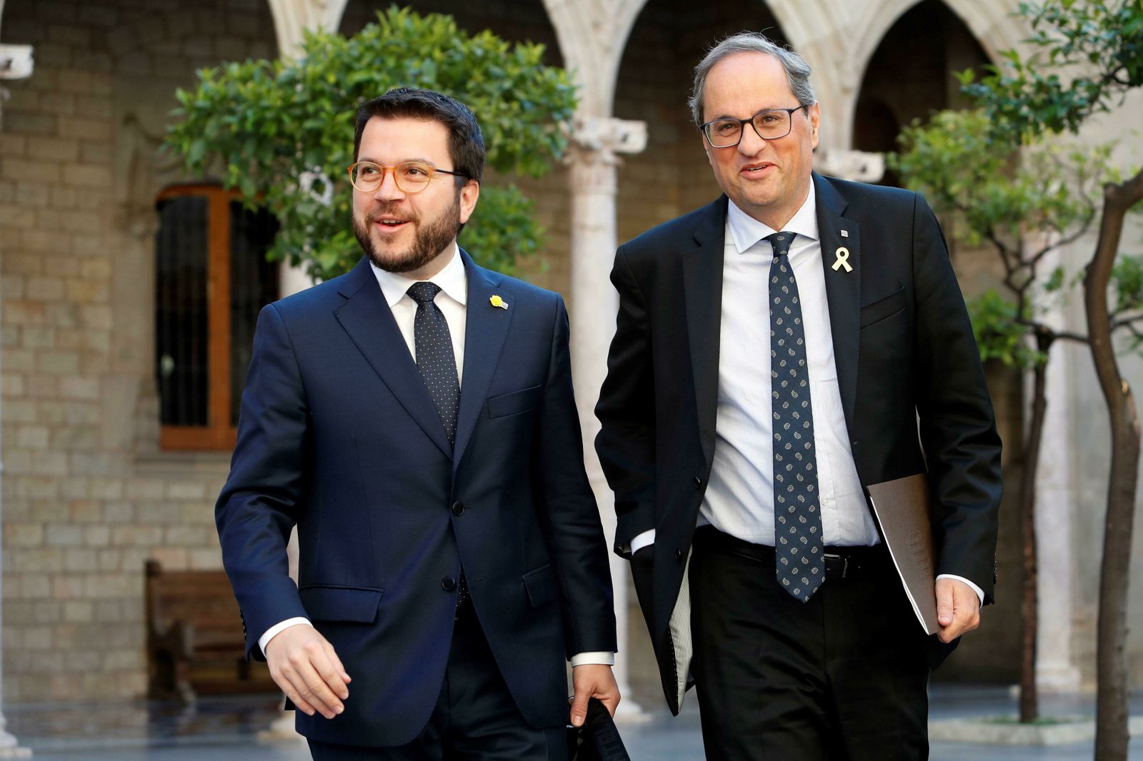 El presidente de la Generalitat,, Quim Torra,  y su vicepresidente y conseller de Economía, Pere Aragonès (i), a su llegada a este viernes a a reunión extraordinaria del 'Govern'.