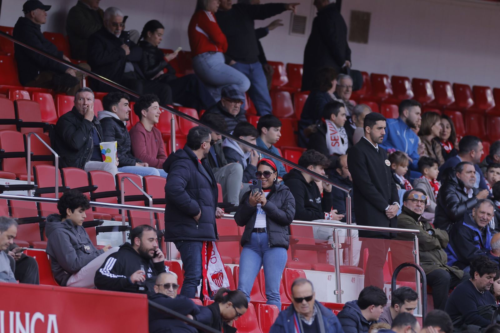 Búscate en las fotos del Sevilla - Girona