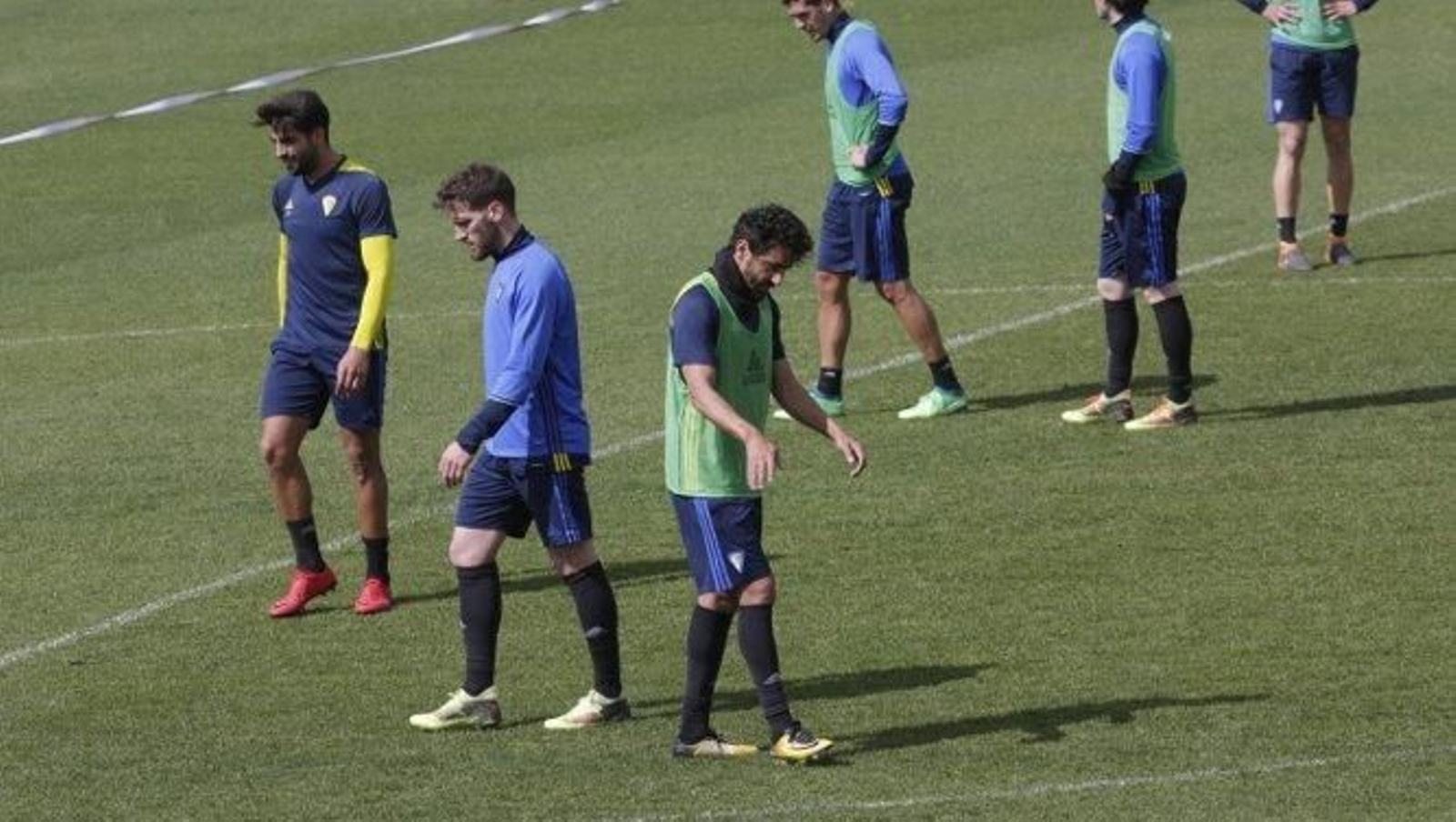 Fausto Tienza y Javier Carpio cruzan sus caminos durante un entrenamiento del Cádiz en la Ciudad Deportiva de El Rosal.