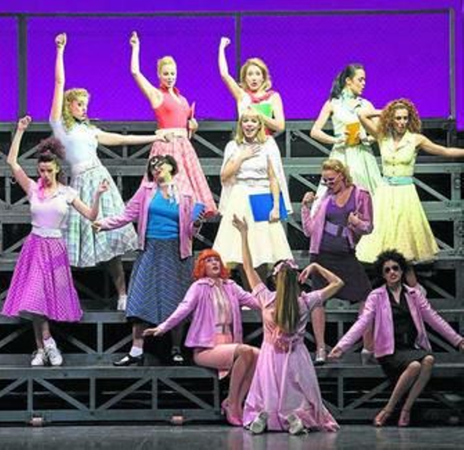 Una de las escenas de Grease, el musical de tu vida.