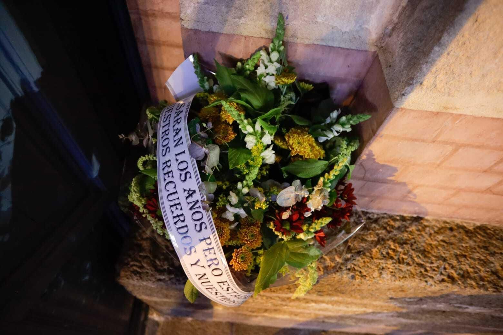 Flores en recuerdo por la muerte de Juan Carlos Aragón