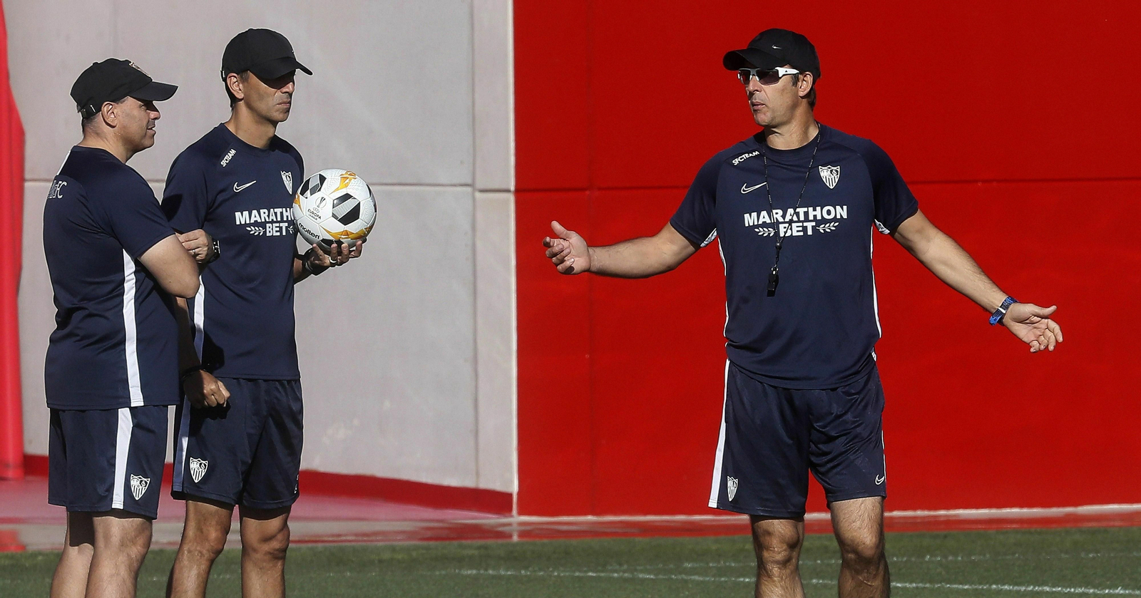 Julen Lopetegui abre los brazos durante un entrenamiento del Sevilla FC.