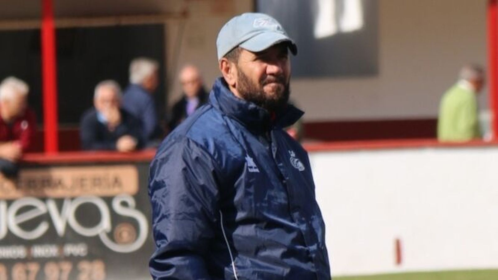 Lupi, técnico del Chiclana CF, sigue la evolución de su equipo.