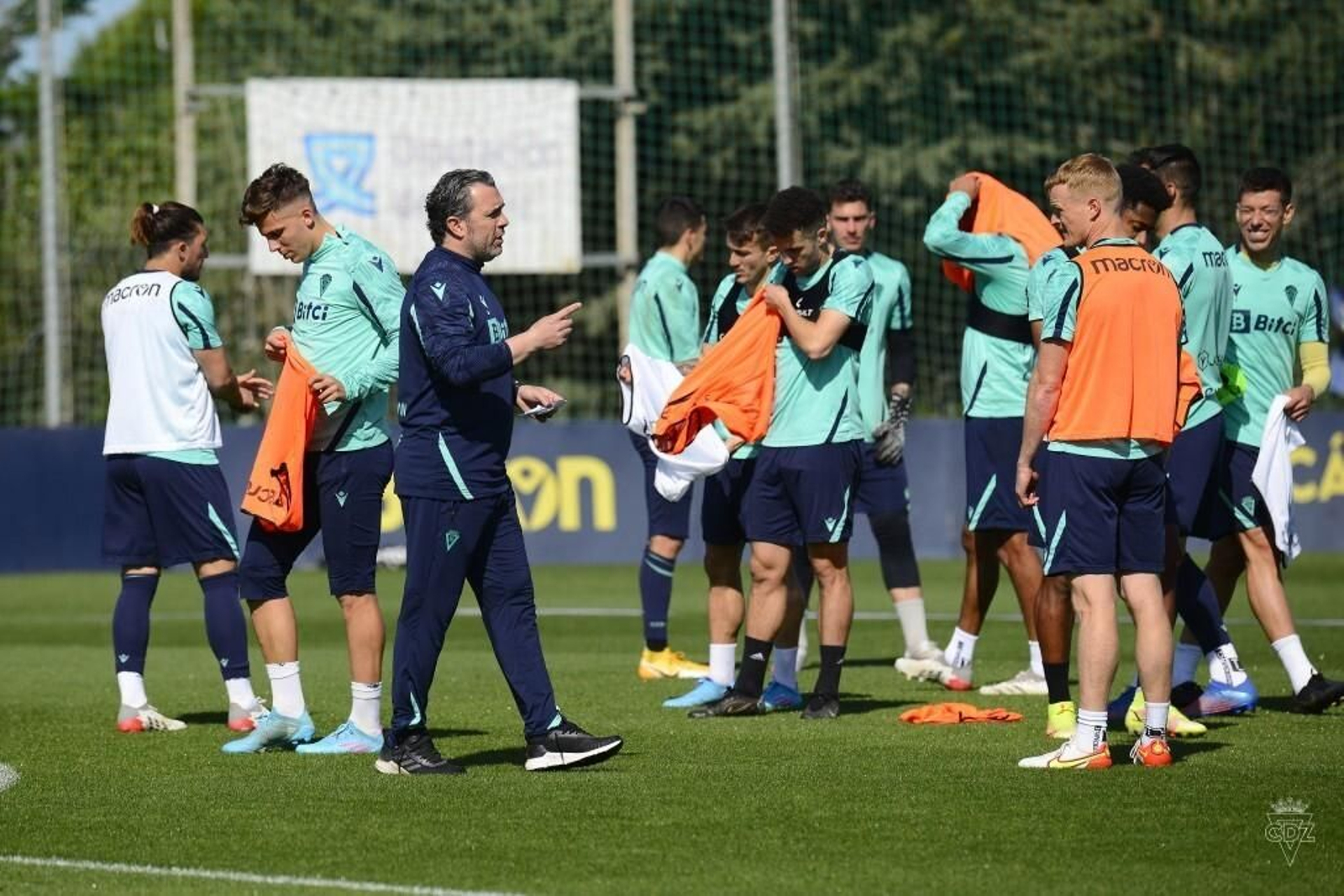 Sergio González se dirige a sus jugadores en una sesión.