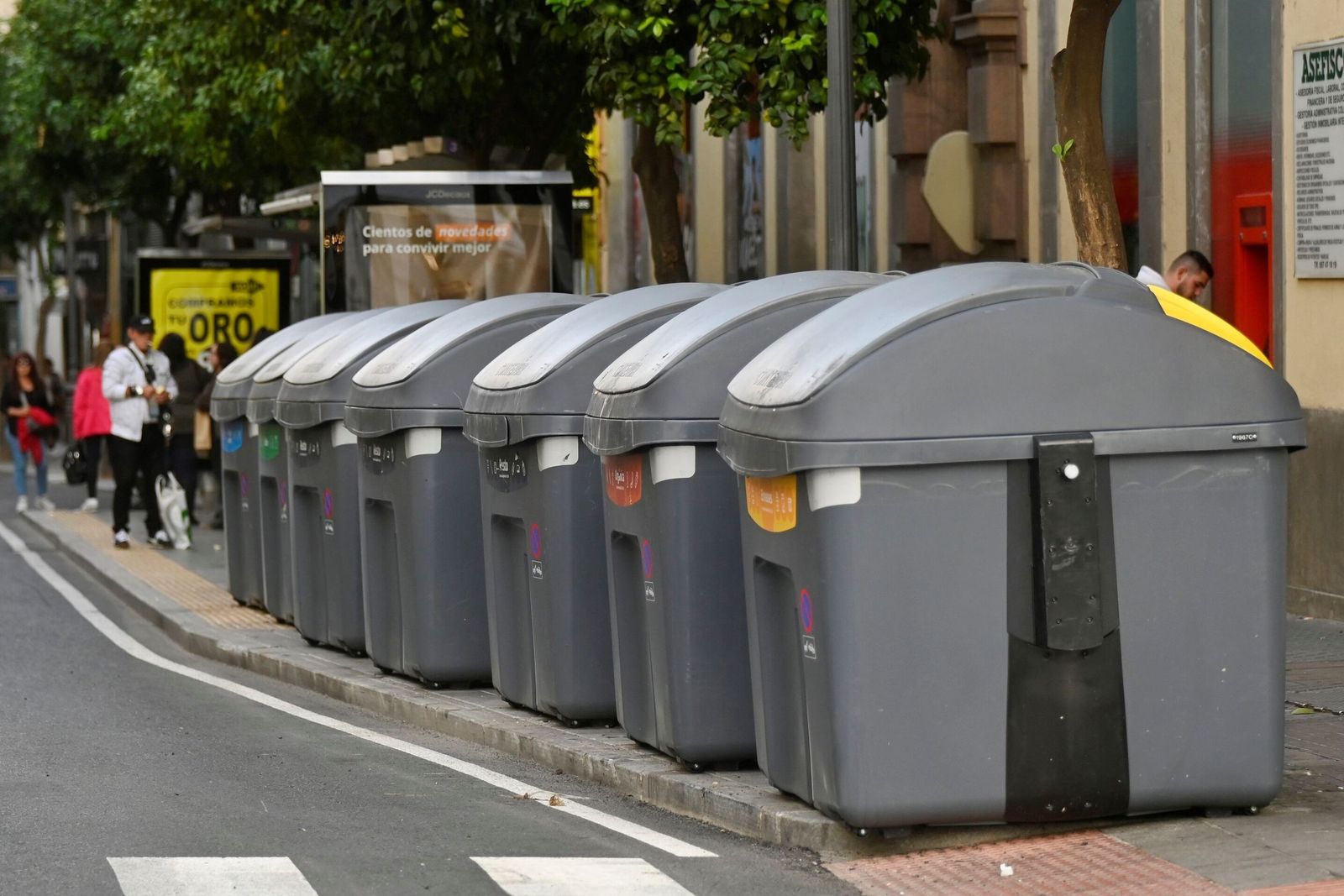 Un grupo de contenedores de basura de Sadeco