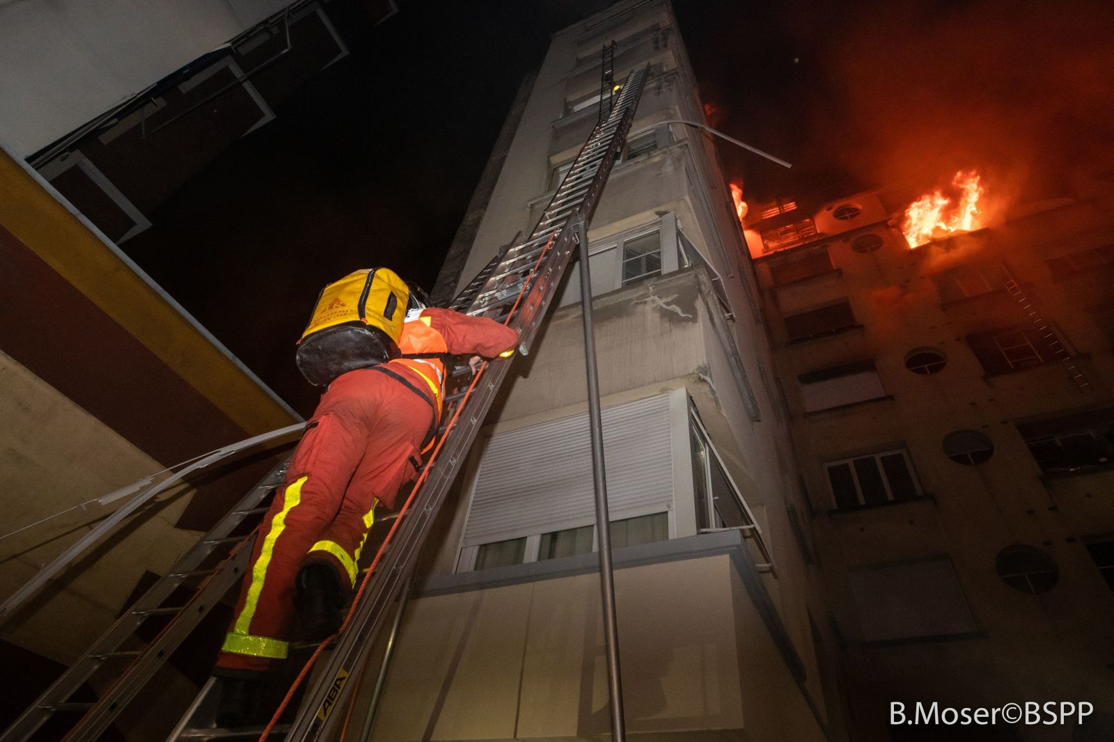 Los bomberos trabajan en la extinción de un edificio incendiado en París