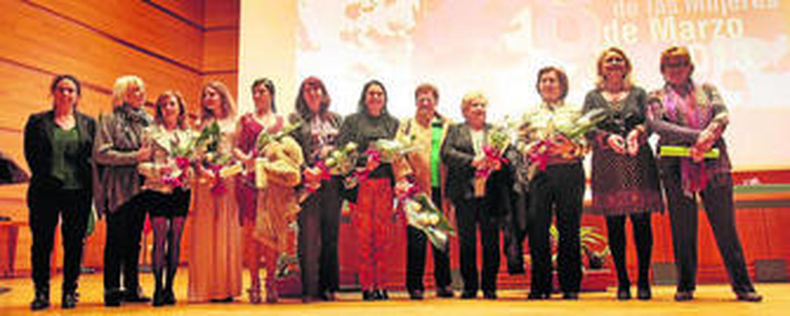 La alcaldesa de Cádiz y otras representantes municipales con las ocho mujeres homenajeadas ayer en el Palacio de Congresos.