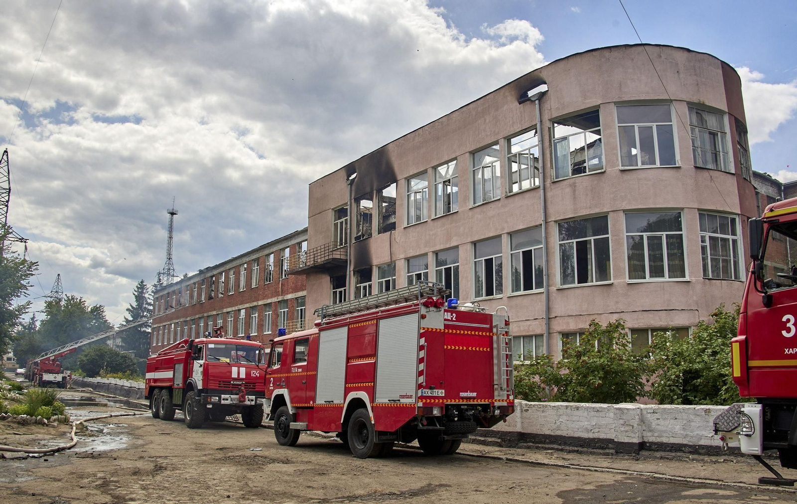 Los bomberos trabajan en una universidad bombardeada en Járkov.