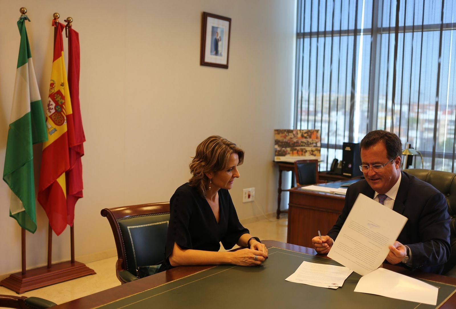 La directora provincial de la DGT en Sevilla, Ana Luz Jiménez, firma el acuerdo con el concejal de Seguridad, Juan Carlos Cabrera.