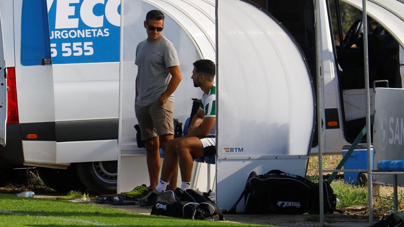 Juanito habla con Rubén Alves durante un entrenamiento del Córdoba CF.
