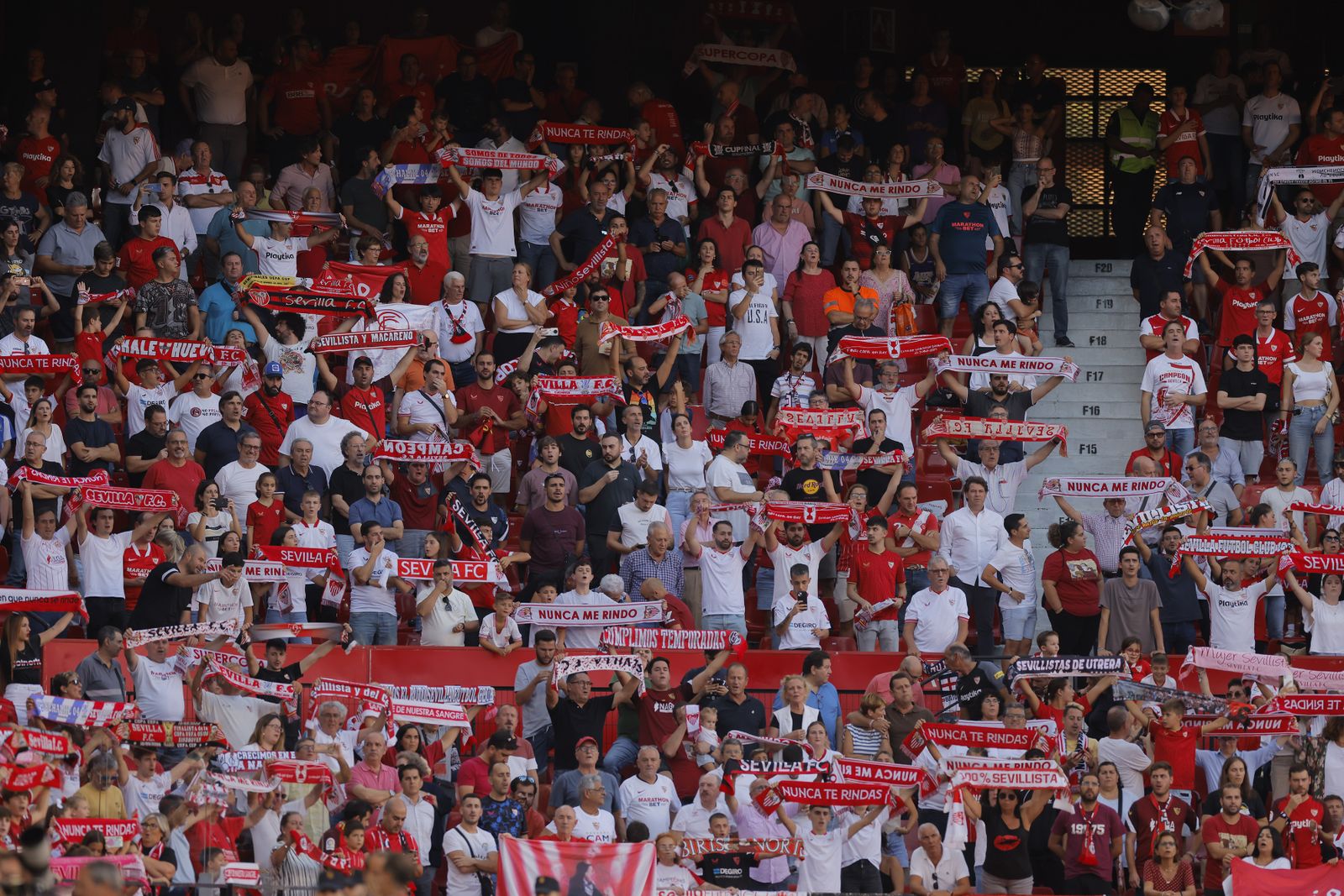 Búscate en las fotos del Sevilla-Almería