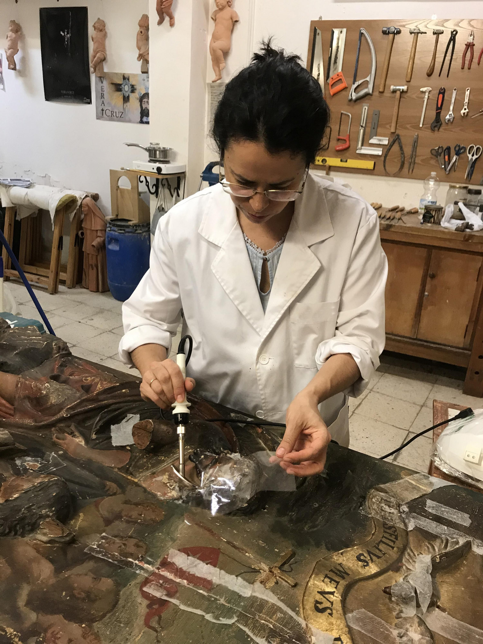 Carmen Bahima durante el proceso de restauración.