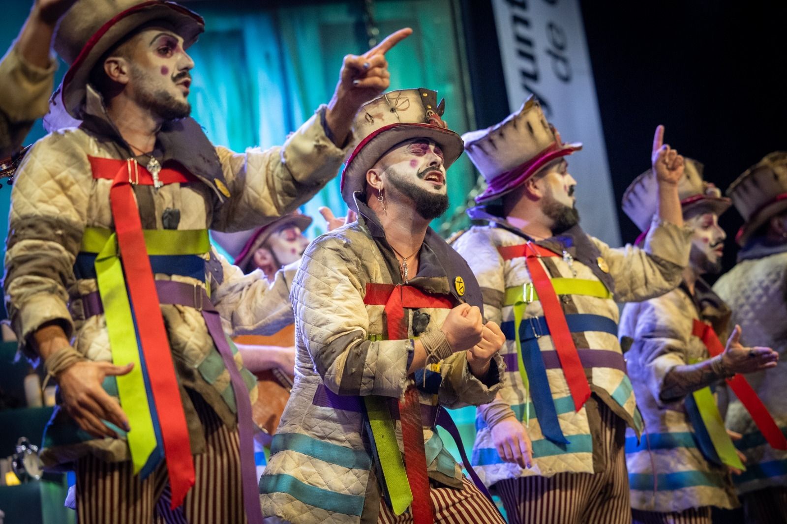 Germán Rendón, en el centro con pasional gesto de comparsista.