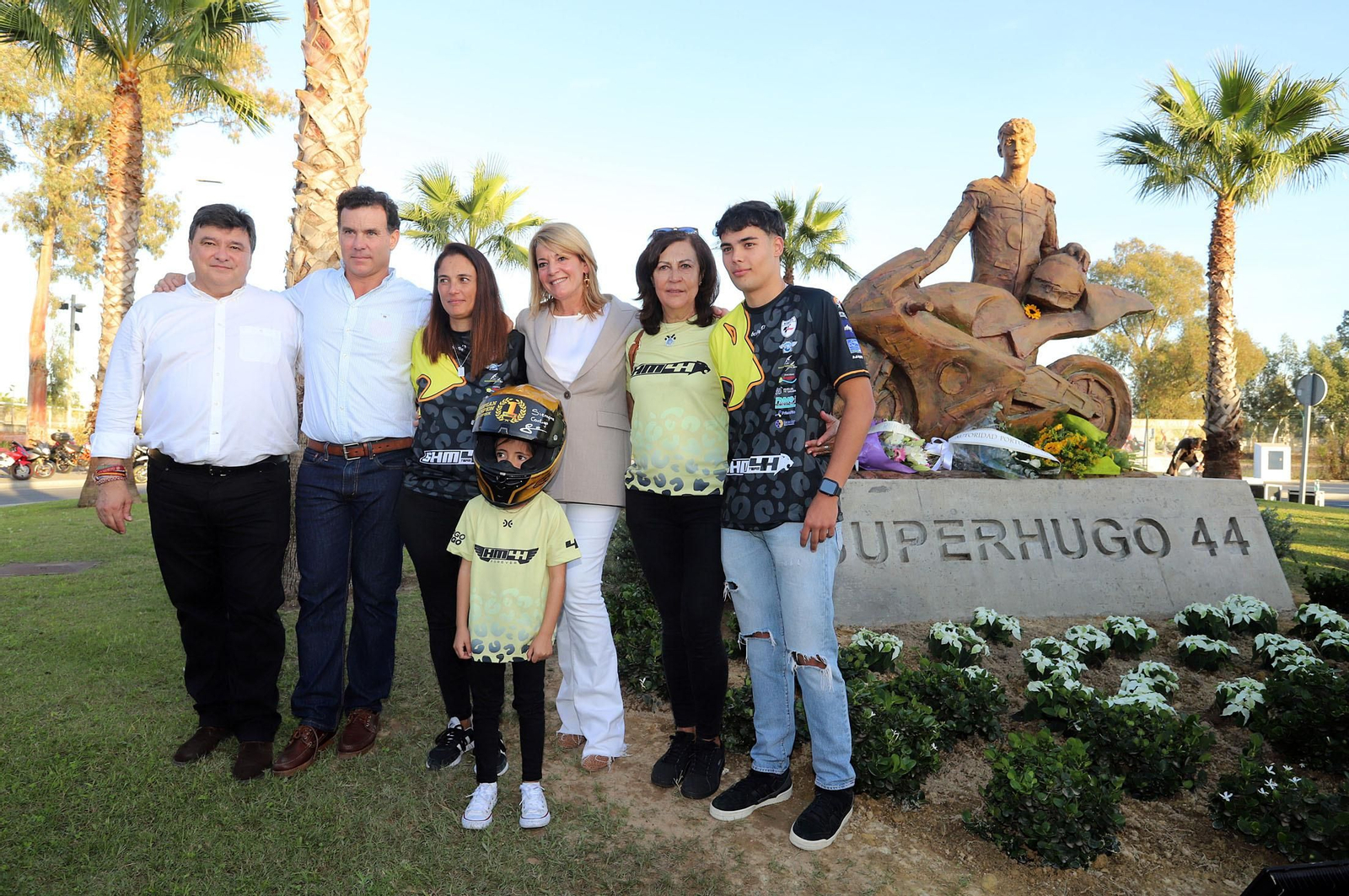 Imágenes del monumento a Súper Hugo en la rotonda frente al Nuevo Colombino