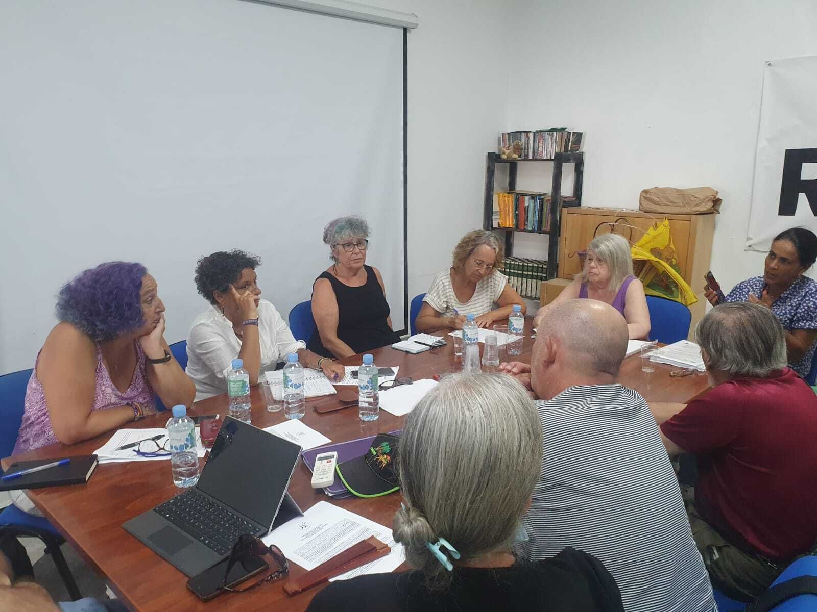 Reunión de Podemos y APDHA con varias familias a las que los Servicios Sociales de la Junta les ha retirado la custodia de sus hijos.