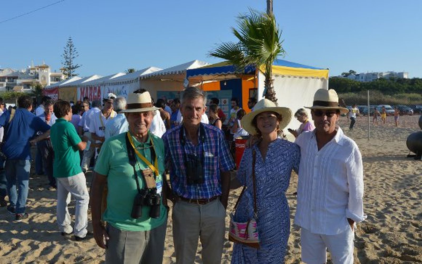 Juan Luis Valcárcel, Roberto Melgarejo, Teresa Montes y Gonzalo Melgarejo, antes de comenzar las carreras, durante la visita a los caballos.

Foto: Ignacio Casas de Ciria
